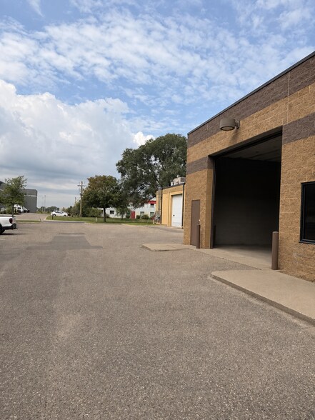 10661 NE Nassau St, Blaine, MN à louer - Photo du bâtiment - Image 2 de 16
