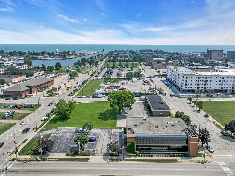 800 55th St, Kenosha, WI à vendre - Photo du bâtiment - Image 2 de 23