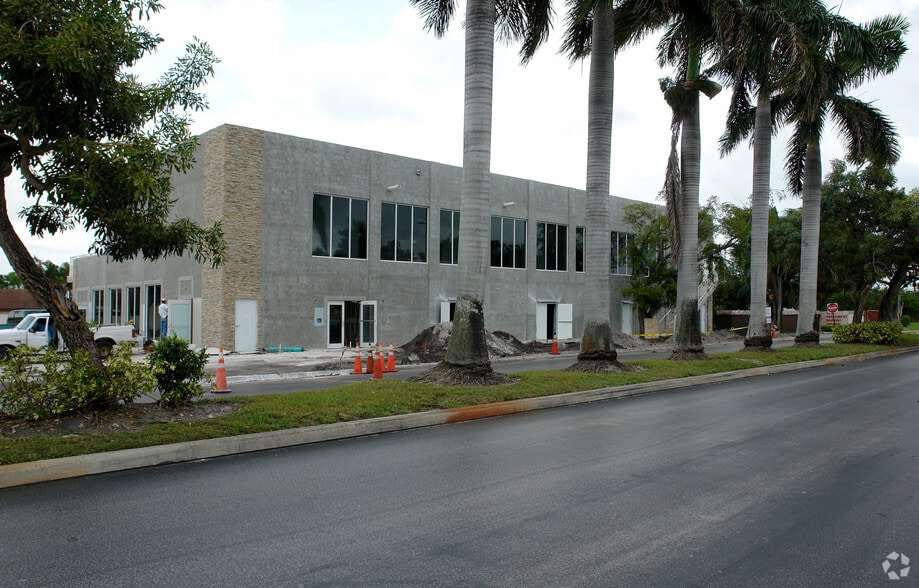 6545 NW 169th St, Hialeah, FL for sale - Building Photo - Image 2 of 3