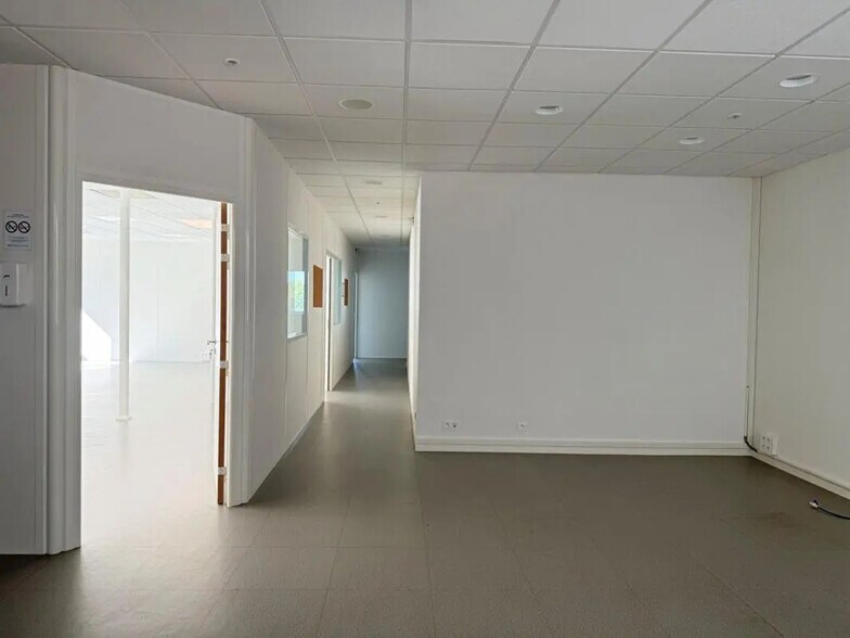 Office in Besançon for lease - Building Photo - Image 3 of 6