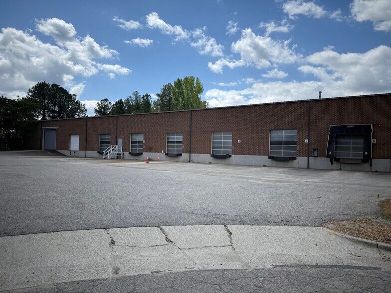 2400 Alwin Ct, Raleigh, NC à louer - Photo du bâtiment - Image 2 de 7