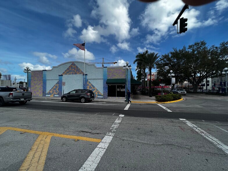 2033-2051 Hollywood Blvd, Hollywood, FL à vendre - Photo du bâtiment - Image 3 de 16