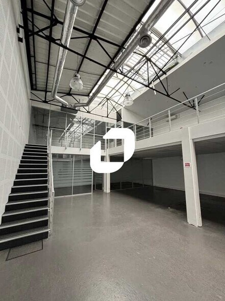 Flex dans Nanterre à louer - Photo du bâtiment - Image 2 de 21