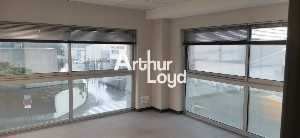 Office in Saint-Laurent-du-Var for lease - Building Photo - Image 2 of 6