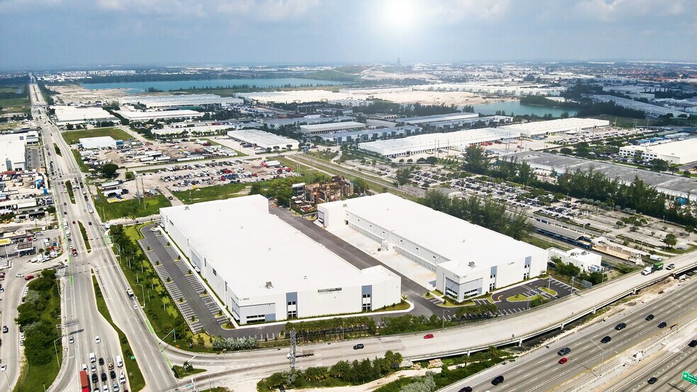 7400 NW 79th Ave, Medley, FL à louer - Photo du bâtiment - Image 2 de 12