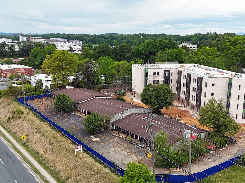 405 Premier Cir, Charlottesville, VA à vendre - Photo du bâtiment - Image 3 de 4