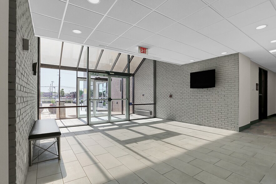 7440 N Shadeland Ave, Indianapolis, IN for lease - Lobby - Image 3 of 14