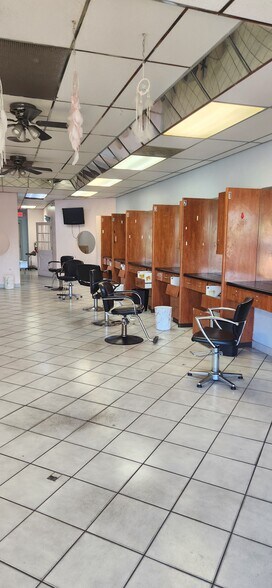 14919-15013 E Nine Mile Rd, Eastpointe, MI à louer - Photo intérieure - Image 2 de 10