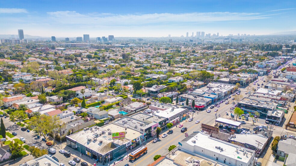7318 Melrose Ave, Los Angeles, CA à louer - Photo du bâtiment - Image 2 de 5