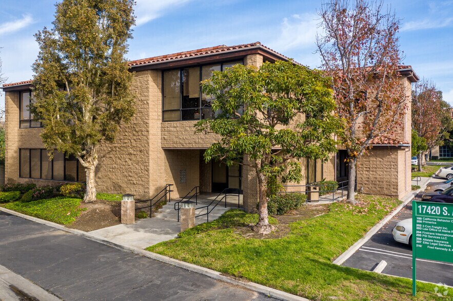 637 E Albertoni St, Carson, CA à louer - Photo du bâtiment - Image 1 de 12