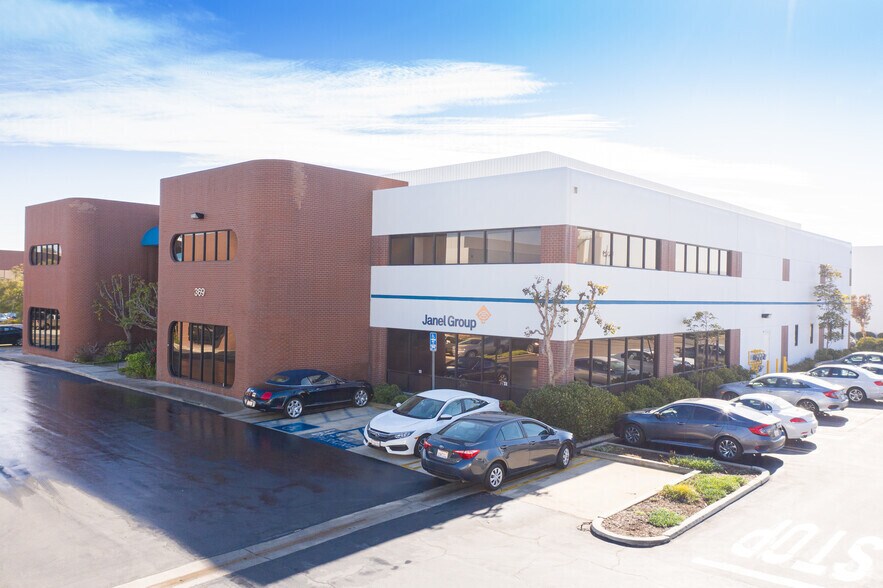 357 Van Ness Way, Torrance, CA à louer - Photo du bâtiment - Image 3 de 17