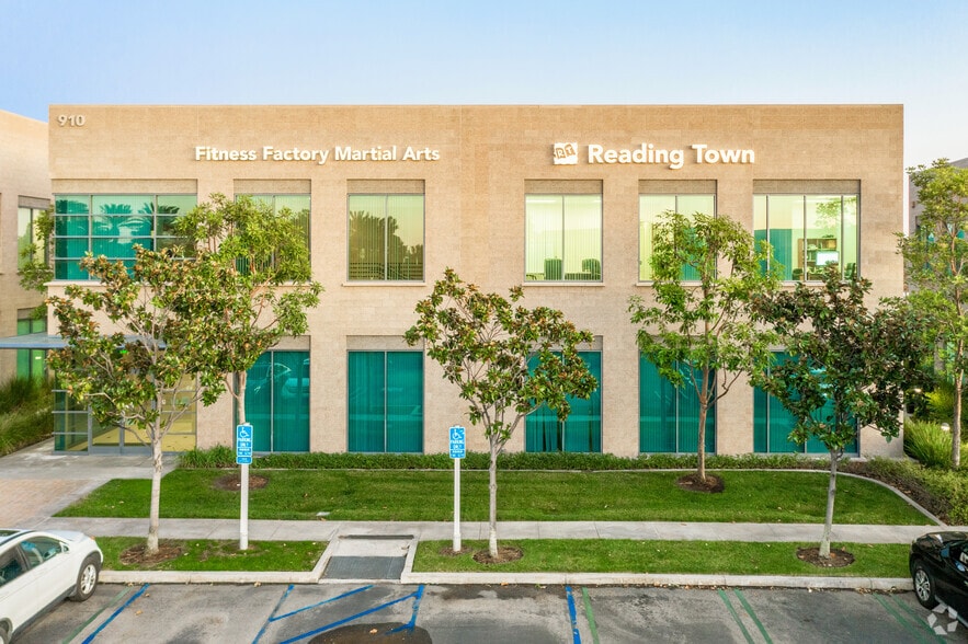 910 Roosevelt Ave, Irvine, CA à louer - Photo du bâtiment - Image 3 de 6