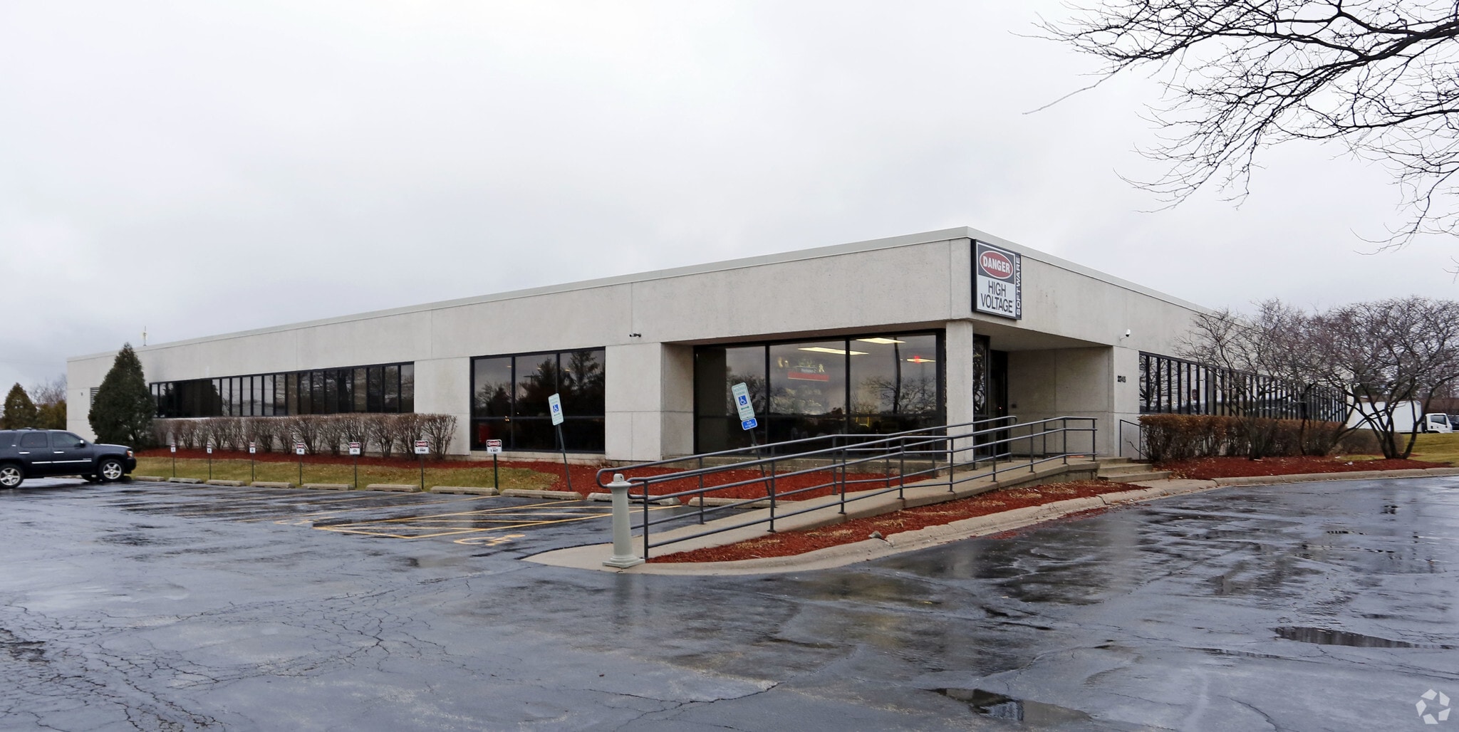 2345 Pembroke Ave, Hoffman Estates, IL for lease Primary Photo- Image 1 of 5