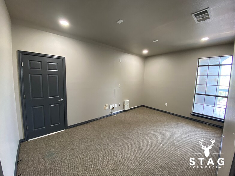 525 S Carroll Blvd, Denton, TX à louer - Photo du bâtiment - Image 3 de 8