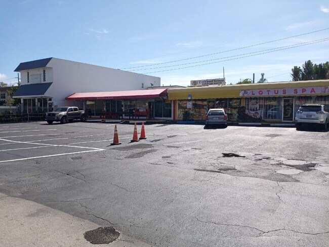 Plus de détails pour 350-360 E McNab Rd, Pompano Beach, FL - Bureau/Commerce de détail à louer