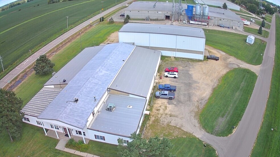 210 New Factory Rd, Sharon, WI à louer - Photo du bâtiment - Image 2 de 11