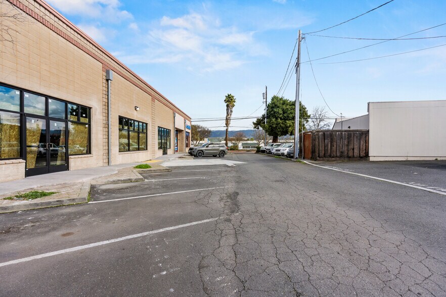 728 S State St, Ukiah, CA à louer - Photo du bâtiment - Image 3 de 6