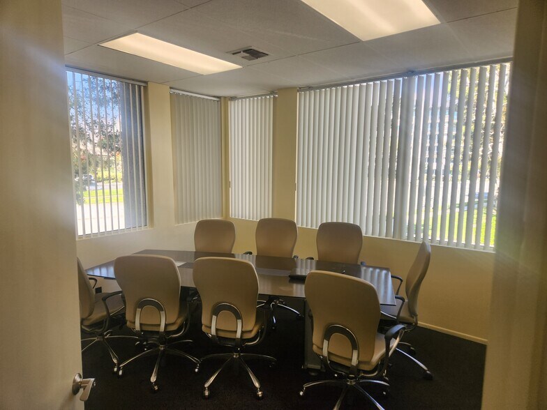4700 Teller Ave, Newport Beach, CA à louer - Photo du bâtiment - Image 3 de 7
