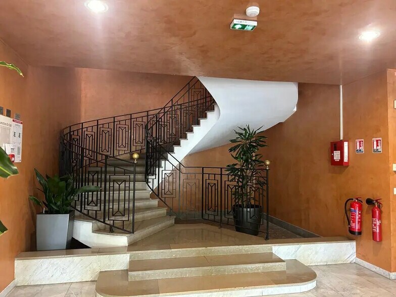 18 Avenue Charles De Gaulle, Saint-Didier-au-Mont-d'Or for sale - Lobby - Image 2 of 12
