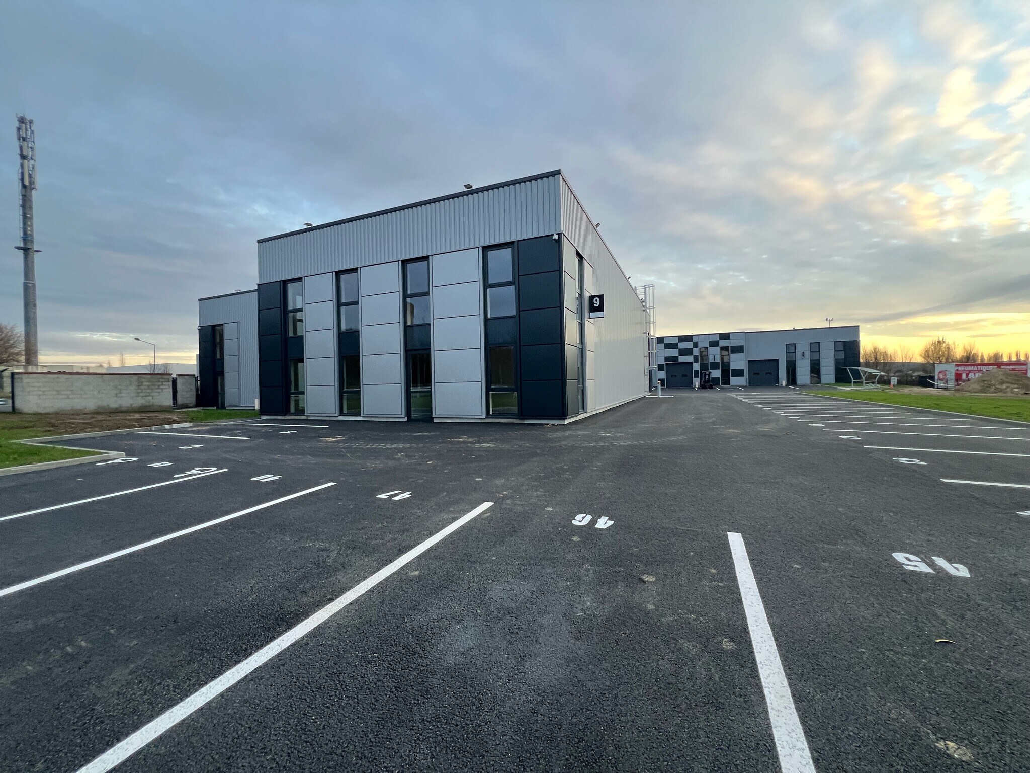 Flex in Chambly for lease Building Photo- Image 1 of 17