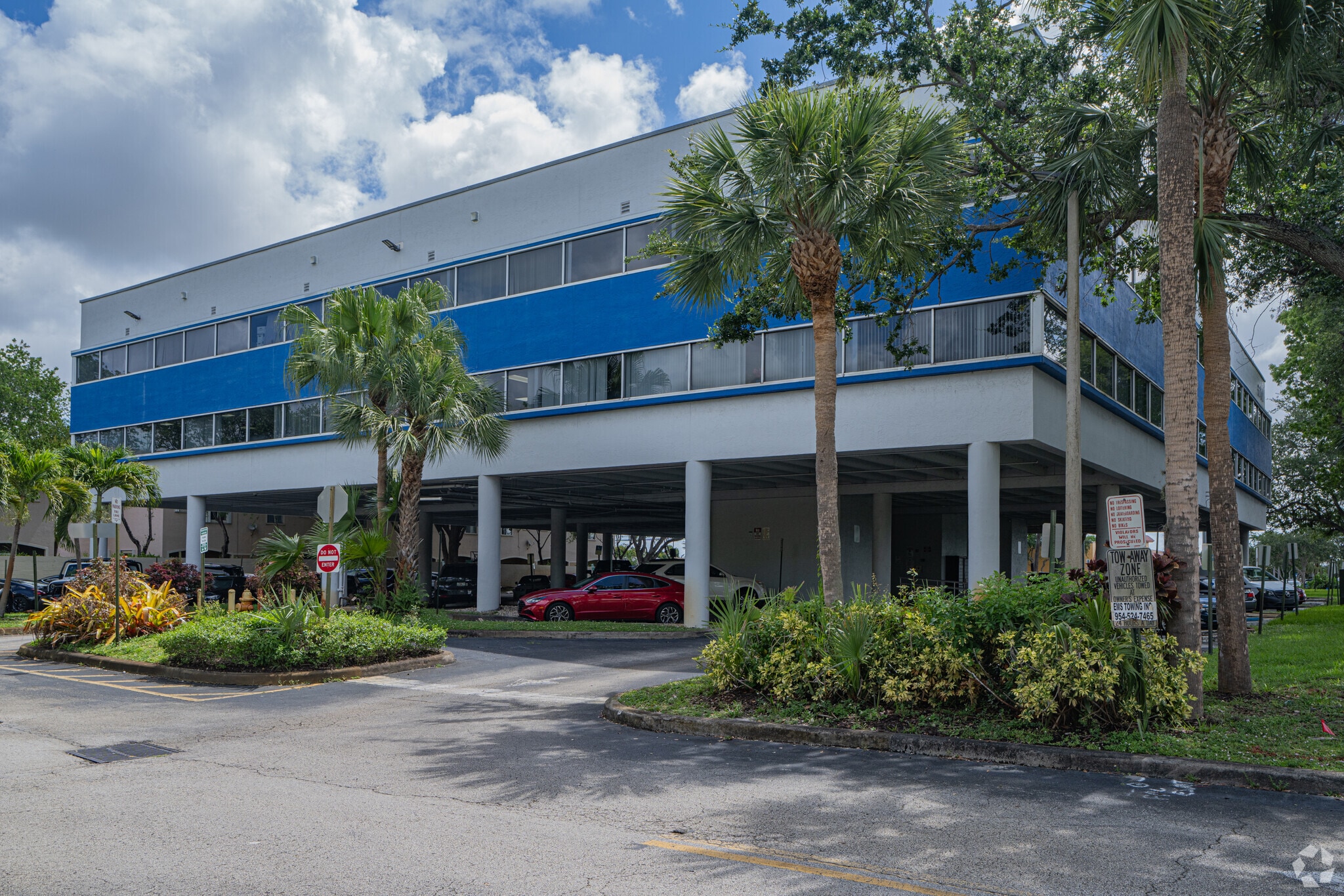 5701 NW 88th Ave, Tamarac, FL à louer Photo du bâtiment- Image 1 de 13