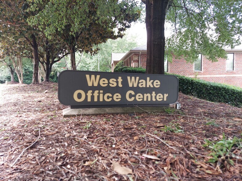 511 Keisler Dr, Cary, NC à louer - Photo du bâtiment - Image 2 de 21