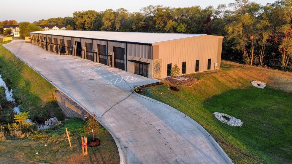 2101 Delavan Drive, West Des Moines, IA for lease - Building Photo - Image 1 of 9