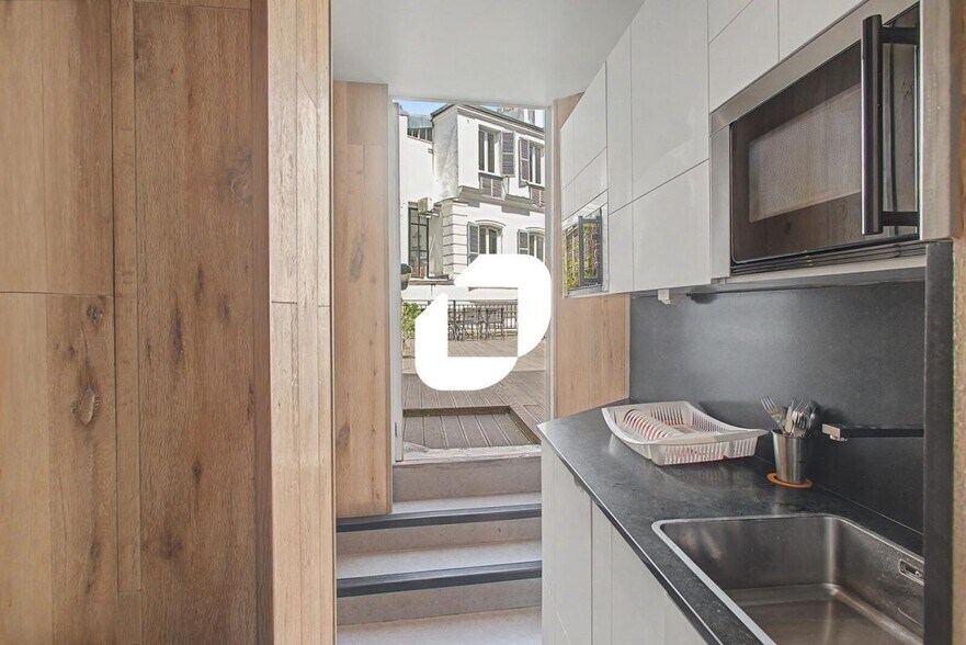 28 Rue Des Petits Hôtels, Paris à louer - Photo du bâtiment - Image 3 de 23