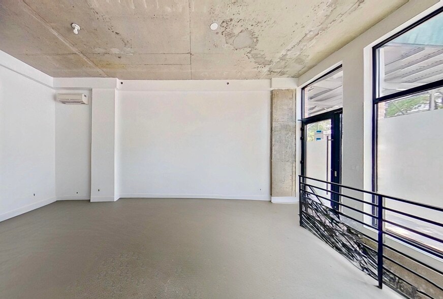 27 Montrose Ave, Brooklyn, NY for lease - Interior Photo - Image 2 of 8