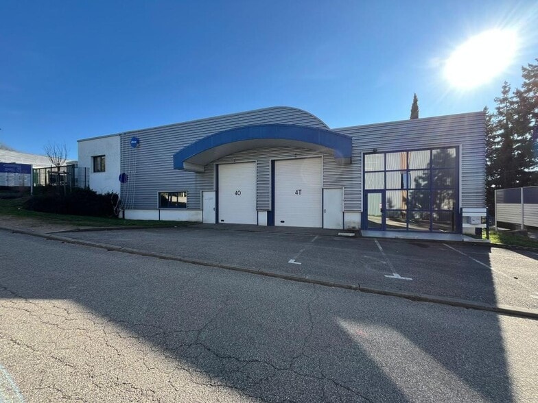 Flex in Saint-Genis-Laval for lease - Building Photo - Image 2 of 13