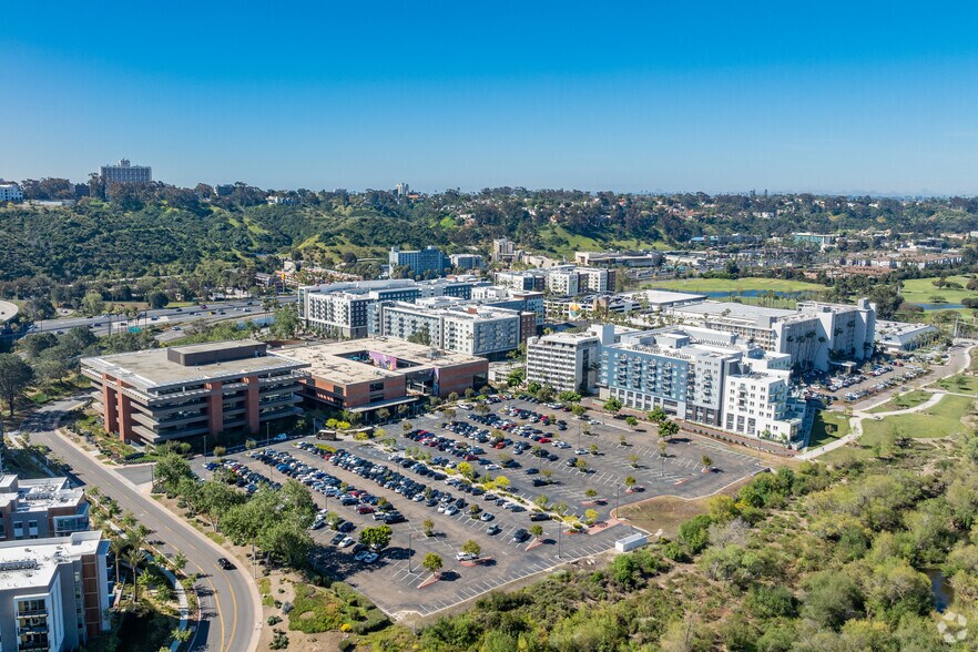 350 Camino De La Reina, San Diego, CA à louer - Aérien - Image 3 de 3