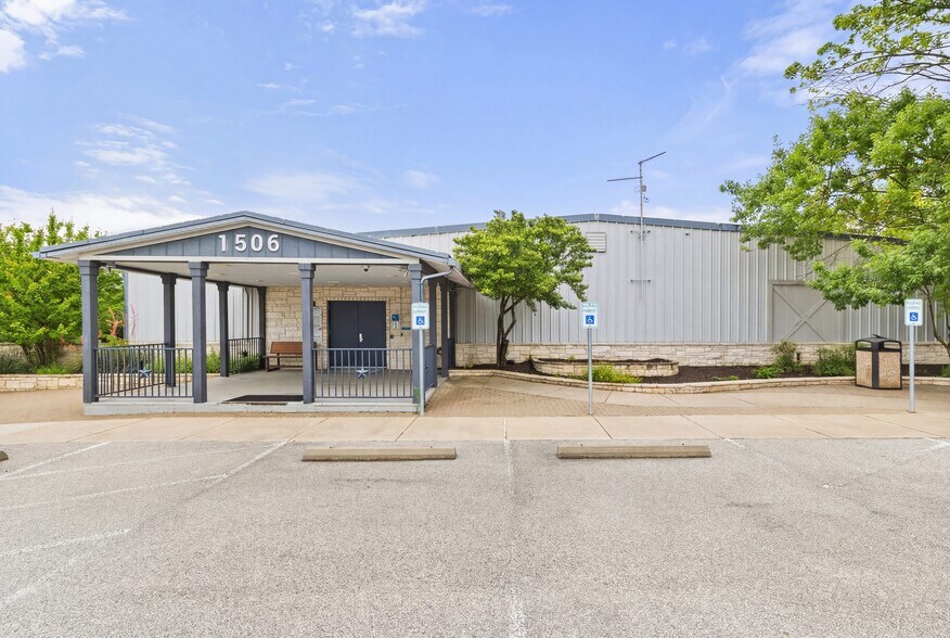 1506 US-281, Johnson City, TX à vendre - Photo du bâtiment - Image 2 de 26