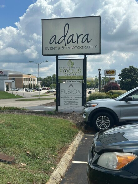 9220 Park West Blvd, Knoxville, TN à louer - Photo du bâtiment - Image 2 de 8