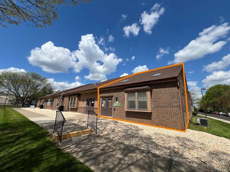 1609 Woodbourne Rd, Levittown, PA à vendre - Photo du bâtiment - Image 2 de 8