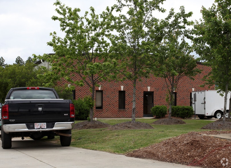 122 Wolfpack Ln, Durham, NC for lease - Building Photo - Image 2 of 8