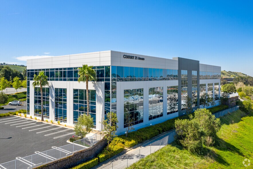 160 N Riverview Dr, Anaheim, CA à louer - Photo du bâtiment - Image 3 de 5
