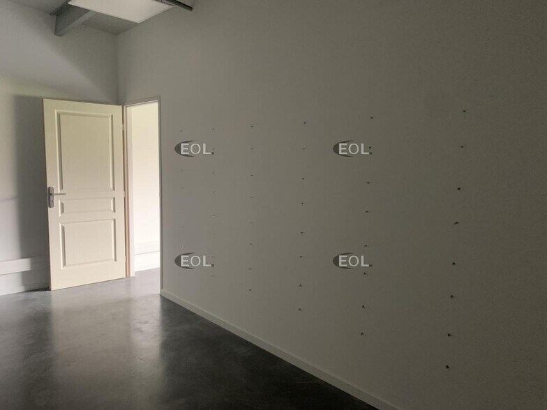 Office in Le Thor for lease - Interior Photo - Image 2 of 5