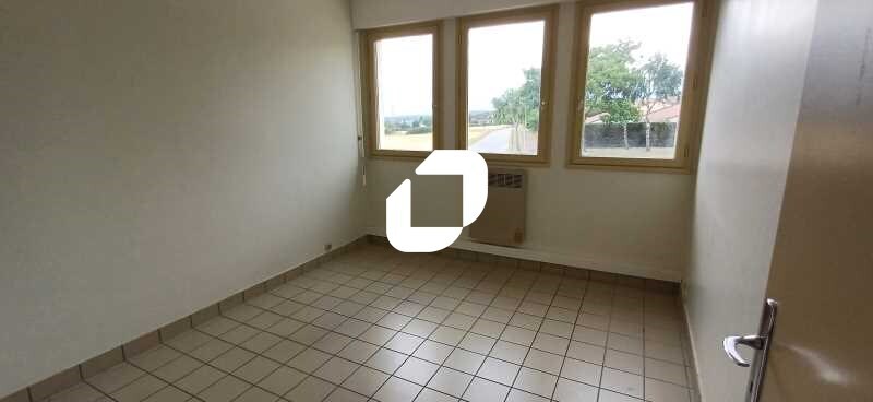 Office in Magnanville for lease - Interior Photo - Image 3 of 6