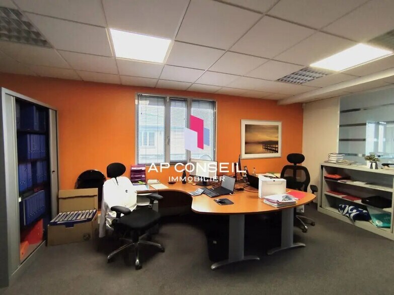 Office in Voisins-le-Bretonneux for sale - Interior Photo - Image 2 of 5