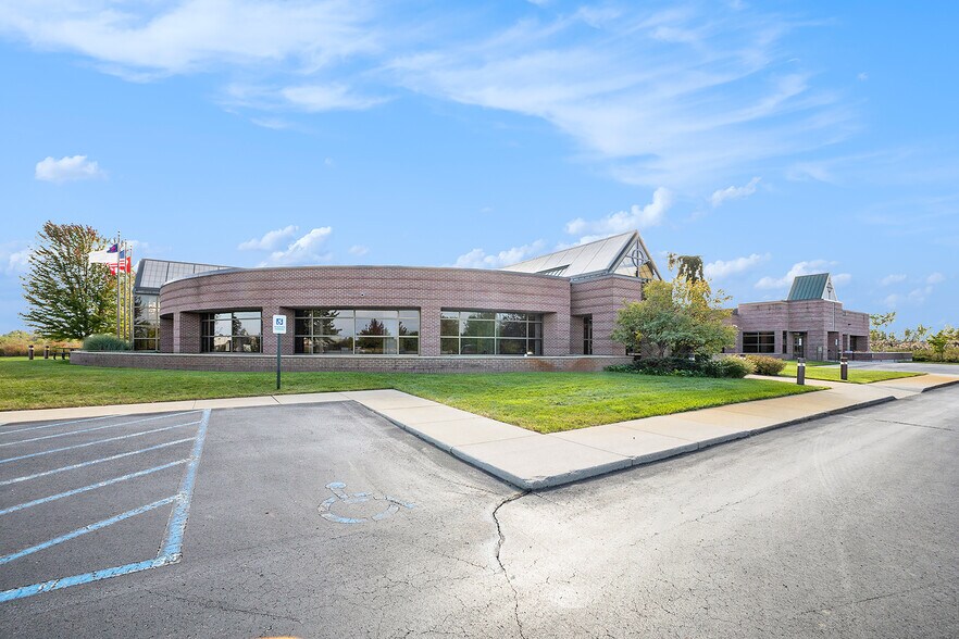 4500 60th St SE, Grand Rapids, MI à vendre - Photo du bâtiment - Image 2 de 7
