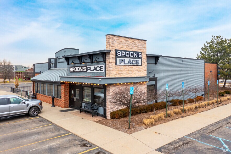 2240 N Canton Center Rd, Canton, MI à louer - Photo du bâtiment - Image 3 de 5