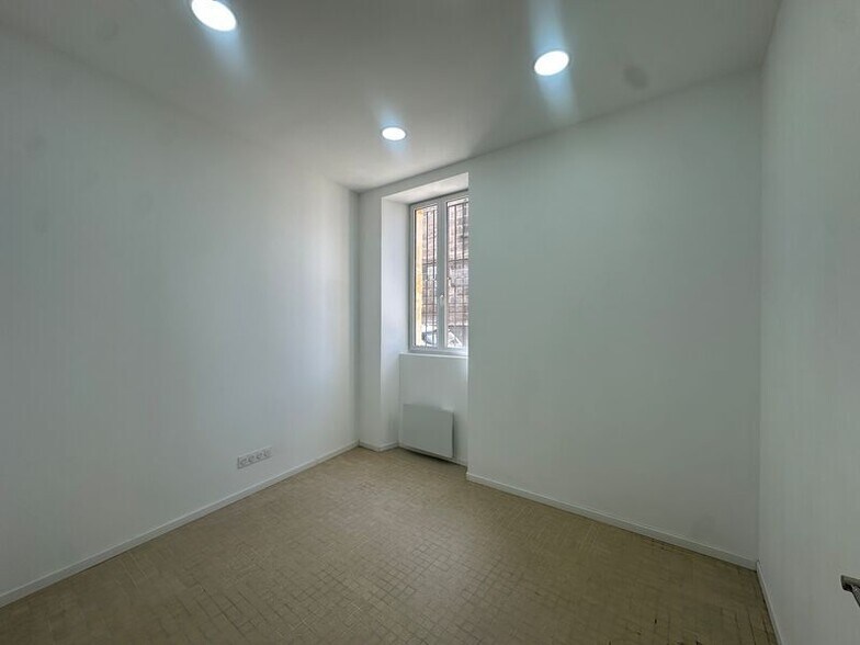Office in Bordeaux for lease - Interior Photo - Image 1 of 6