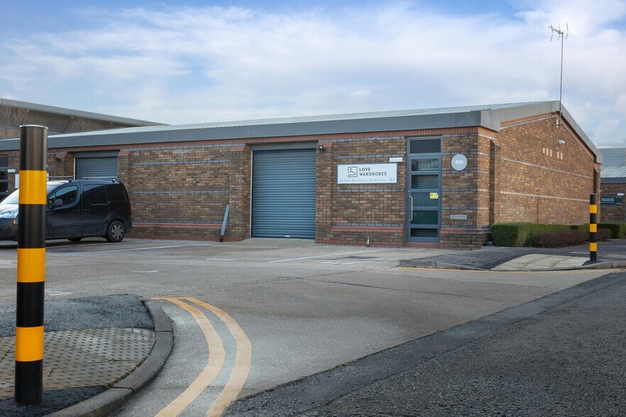 400 Montrose Ave, Slough à louer - Photo du bâtiment - Image 3 de 4