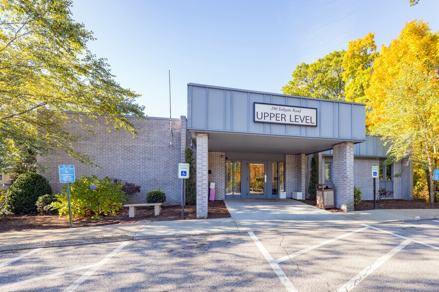 390 Toll Gate Rd, Warwick, RI à louer - Photo du bâtiment - Image 2 de 10