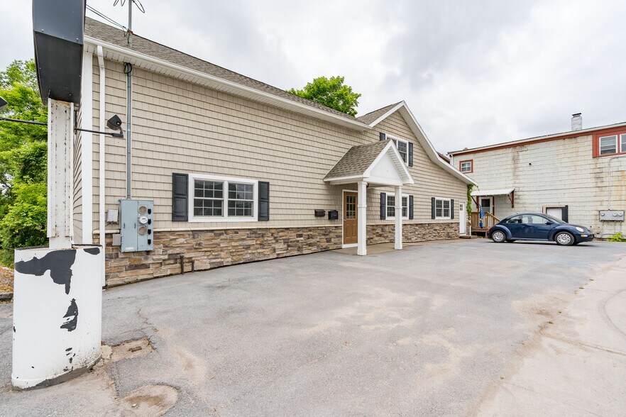 708 James St, Clayton, NY à vendre - Photo du bâtiment - Image 2 de 48