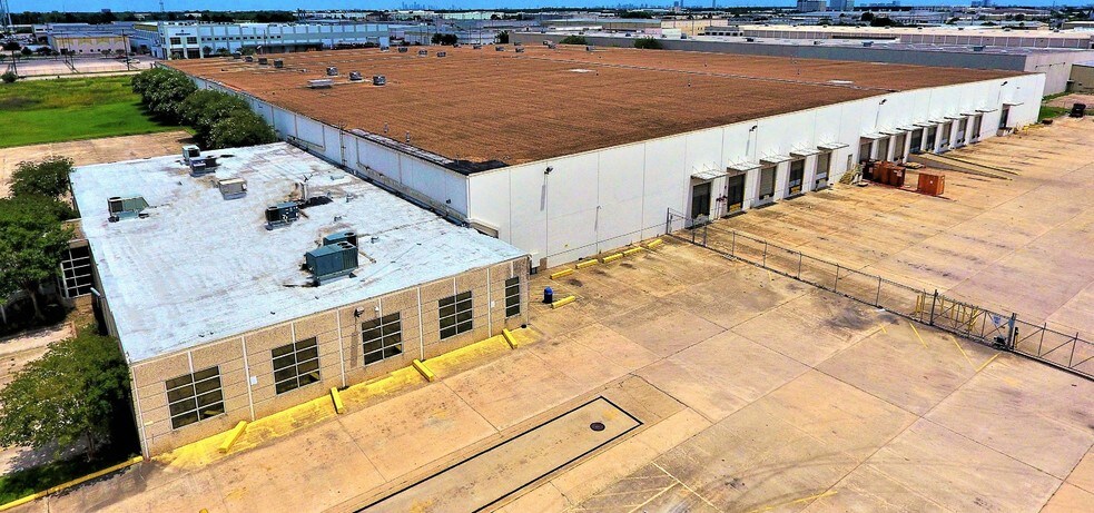 5661 Brittmoore Rd, Houston, TX à louer - Photo du bâtiment - Image 3 de 11