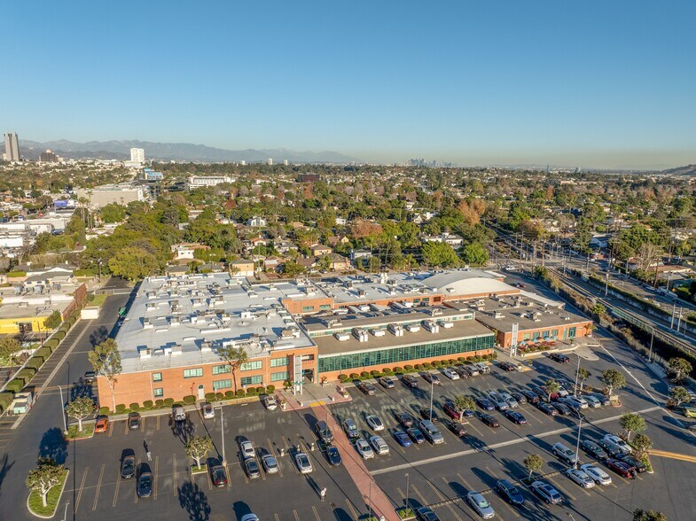 2440 S Sepulveda Blvd, Los Angeles, CA à louer - Photo du bâtiment - Image 3 de 10