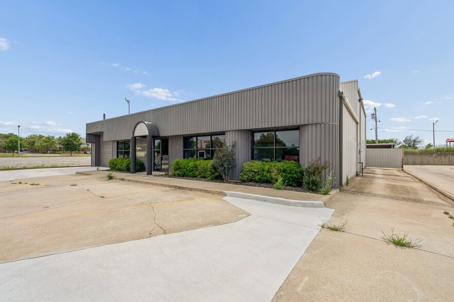 7925 N Wilshire Ct, Oklahoma City, OK à vendre - Photo du bâtiment - Image 3 de 35