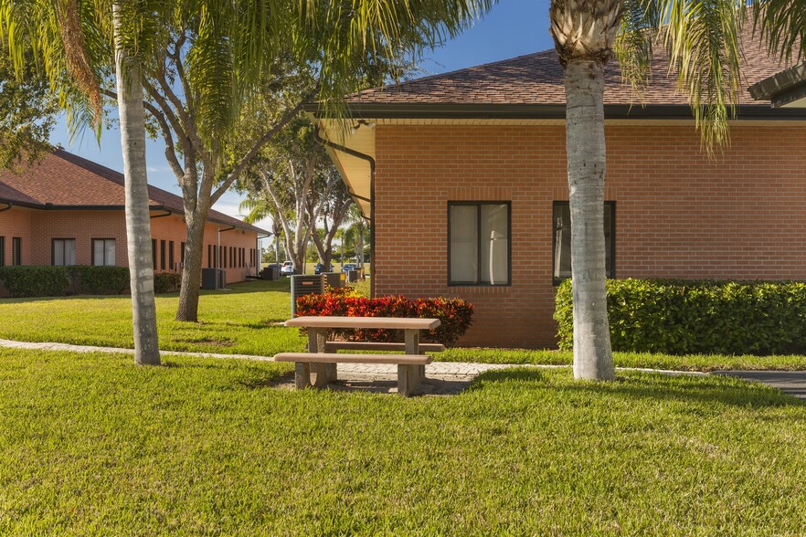 10481 Six Mile Cypress Pky, Fort Myers, FL à vendre - Photo du bâtiment - Image 3 de 8