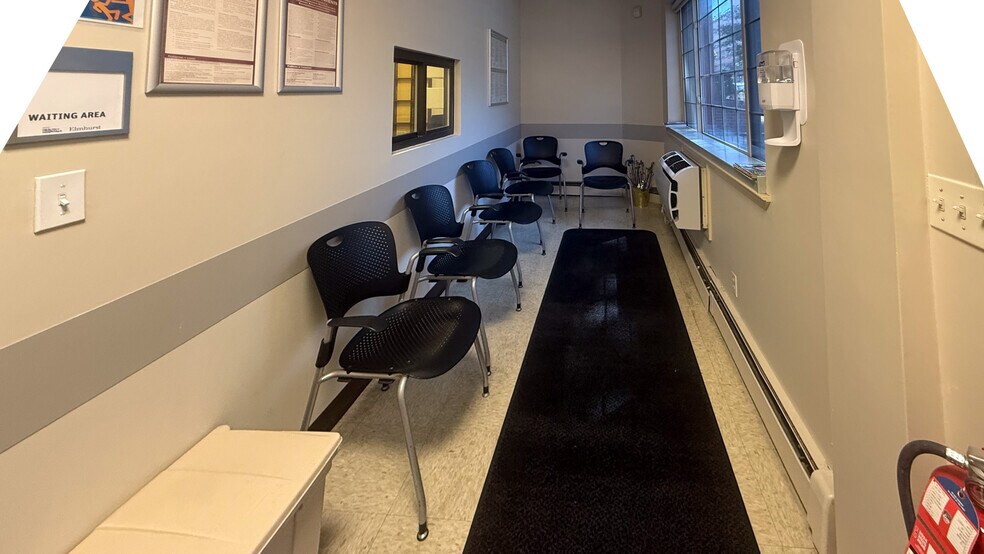 7807 41st Ave, Elmhurst, NY à louer - Photo du bâtiment - Image 3 de 7
